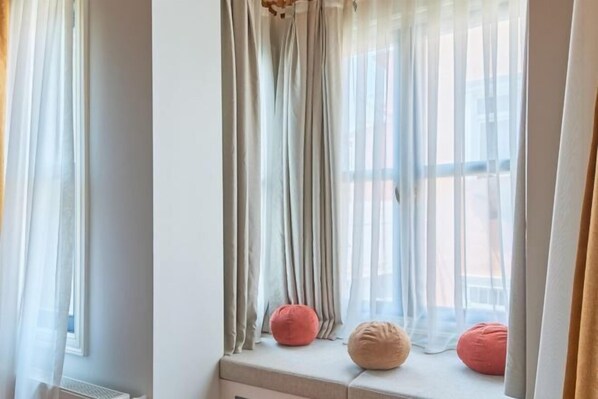 Cribs/infant beds