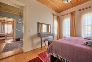 Cribs/infant beds