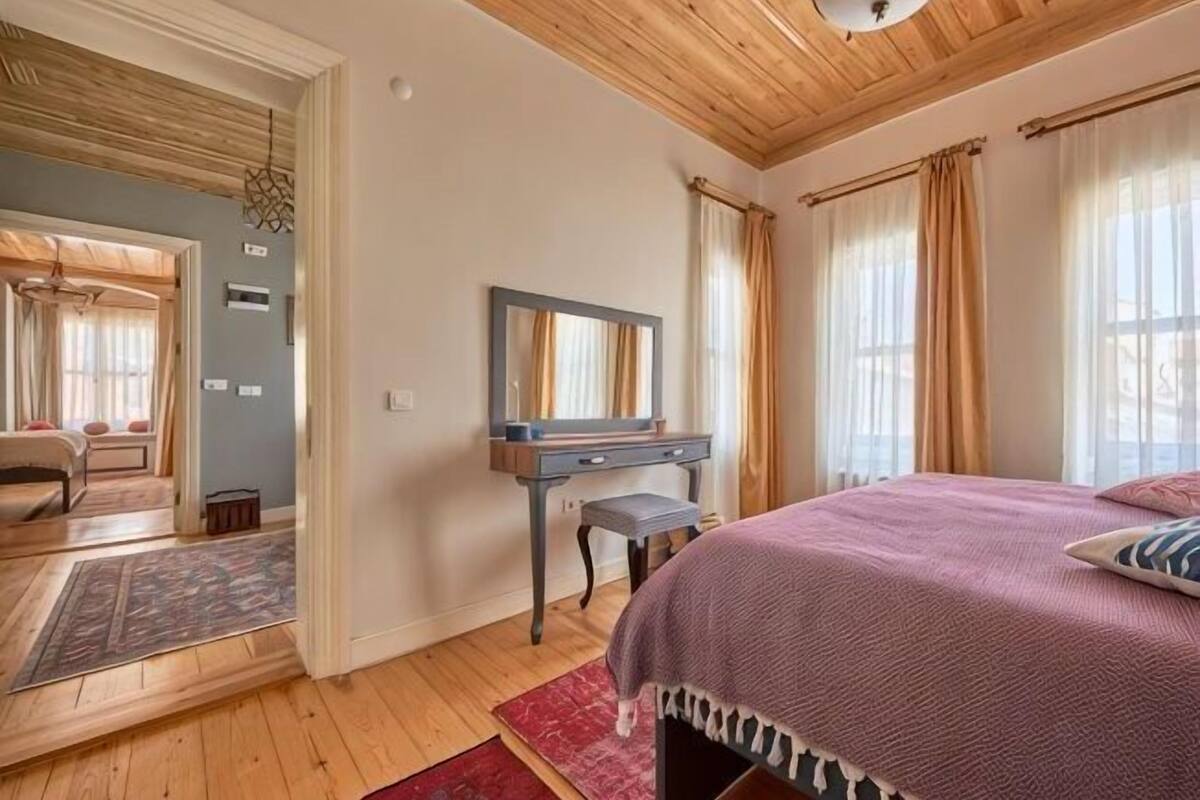 Iron/ironing board, cribs/infant beds