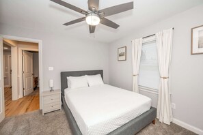 ハウス ベッド (複数台) パティオ ガーデンビュー (Valley Ridge Retreat) | 3 室のベッドルーム、客室ごとに異なる装飾、客室ごとに異なるインテリア、ベッドシーツ