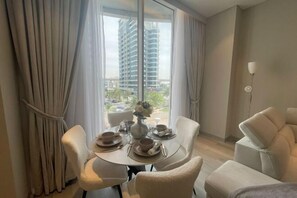 Room - Dubai Marina Walk Gem Modern Apt with Pool & Gym access, Steps to Beach & Metro (Dubai)