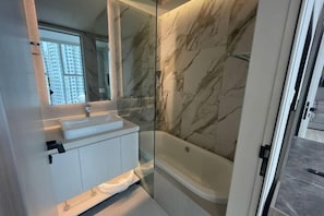 Room - Dubai Marina Walk Gem Modern Apt with Pool & Gym access, Steps to Beach & Metro (Dubai)