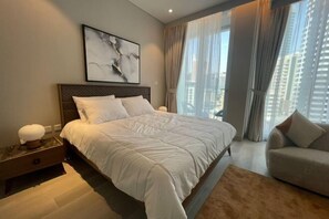 Room - Dubai Marina Walk Gem Modern Apt with Pool & Gym access, Steps to Beach & Metro (Dubai)