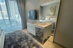 Room - Dubai Marina Walk Gem Modern Apt with Pool & Gym access, Steps to Beach & Metro (Dubai)