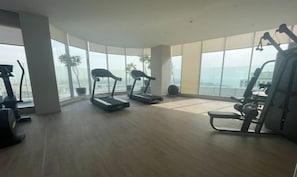 Fitness facility - Dubai Marina Walk Gem Modern Apt with Pool & Gym access, Steps to Beach & Metro (Dubai)