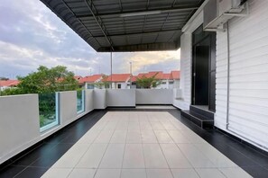 Unclassified image, 4 of 10, button - Stylish Blue Water Home w/ Pool (Tebrau)
