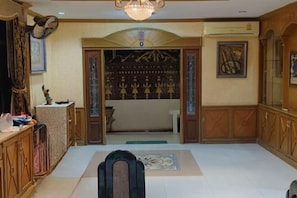 المنشأة من الداخل