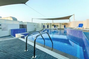 สระว่ายน้ำกลางแจ้ง