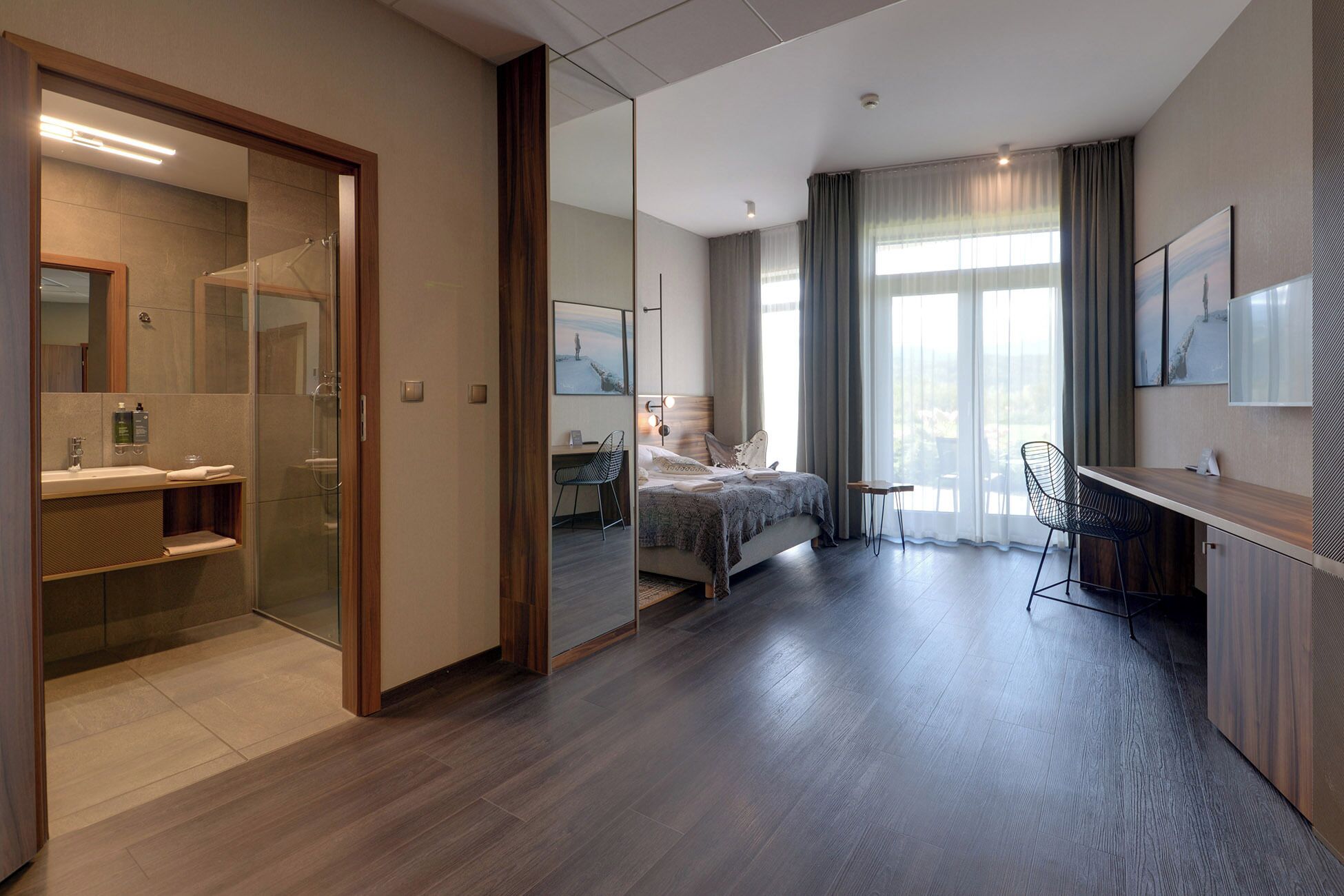 Quarto casal conforto, sacada, vista para a montanha | Roupas de cama antialérgicas, ferros/tábuas de passar roupa