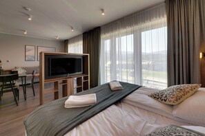Hypo-allergenic bedding, iron/ironing board, free WiFi, bed sheets