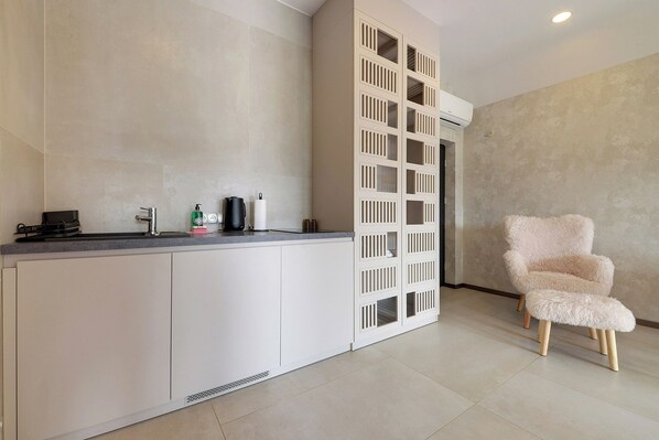 Elite Apartment, Balcony, Mountain View | Private kitchenette | Coffee/tea maker, electric kettle