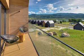 Apartamento elite, sacada, vista para a montanha | Sacada