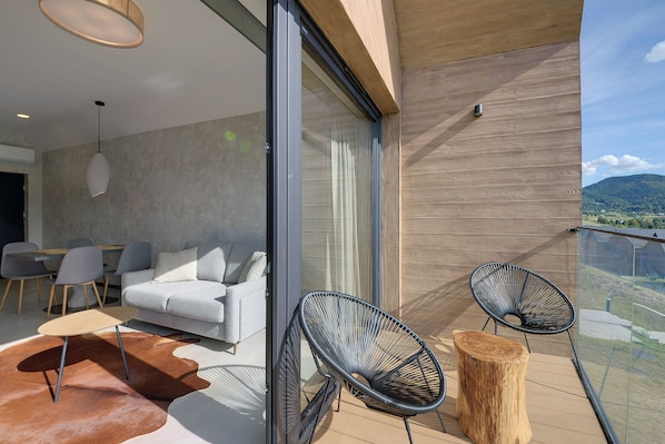 Apartamento elite, sacada, vista para a montanha | Sacada