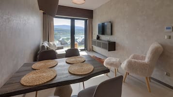 Elite Apartment, Balcony, Mountain View | Living room