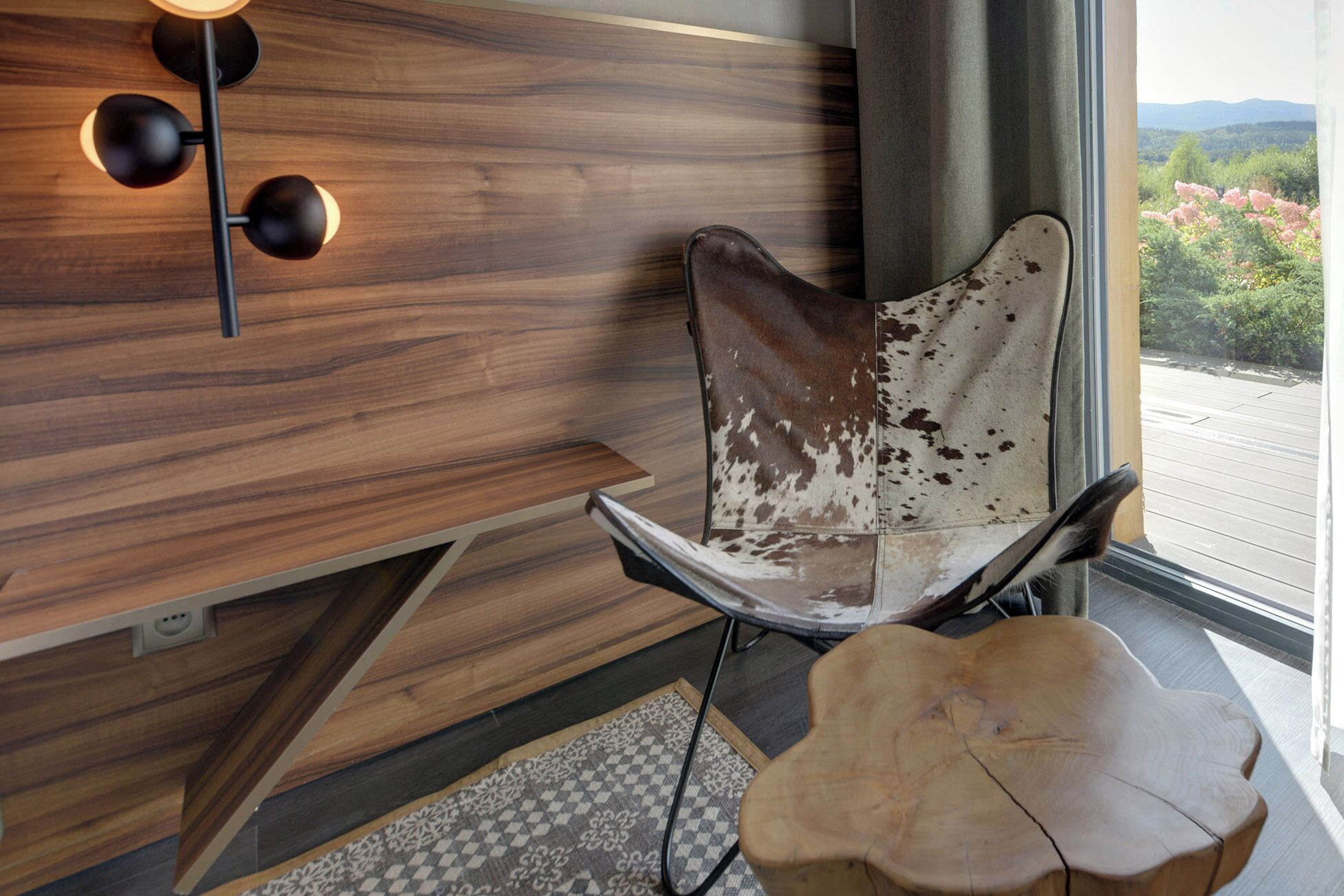 Ein modernes Interieur mit einer Holzwand, einem Ledersessel und einem Holztisch.