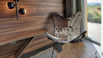Ein modernes Interieur mit einer Holzwand, einem Ledersessel und einem Holztisch.
