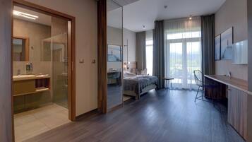 Comfort-Doppelzimmer, Balkon, Bergblick | Allergikerbettwaren, Bügeleisen/Bügelbrett, kostenloses WLAN, Bettwäsche