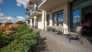 Comfort-Doppelzimmer, Balkon, Bergblick | Terrasse/Patio