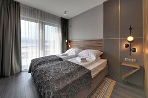 ملاءات للفراش لا تسبب الحساسية ومكواة/لوح كي وواي فاي مجانًا