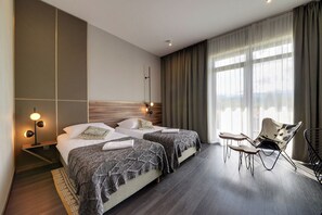 舒适双人房, 阳台, 山景 | 防过敏的被褥、熨斗/熨衣板、免费 WiFi、床单