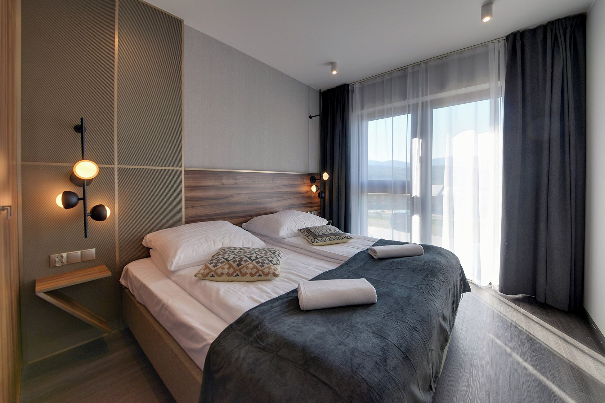 Apartament clàssic, balcó, vistes a la muntanya | Roba de llit hipoal·lergògena i planxa i posts de planxar 