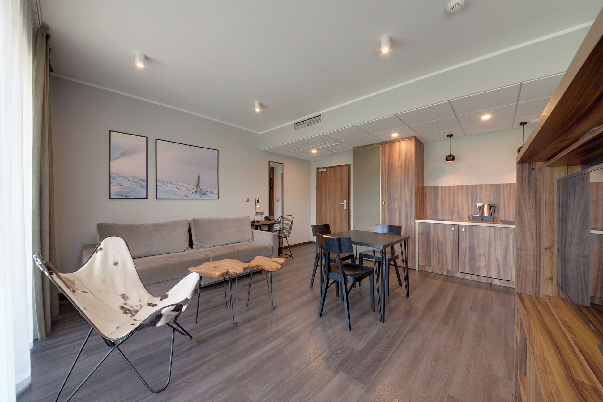 Estudi de disseny, balcó, vistes a la muntanya | Roba de llit hipoal·lergògena i planxa i posts de planxar 