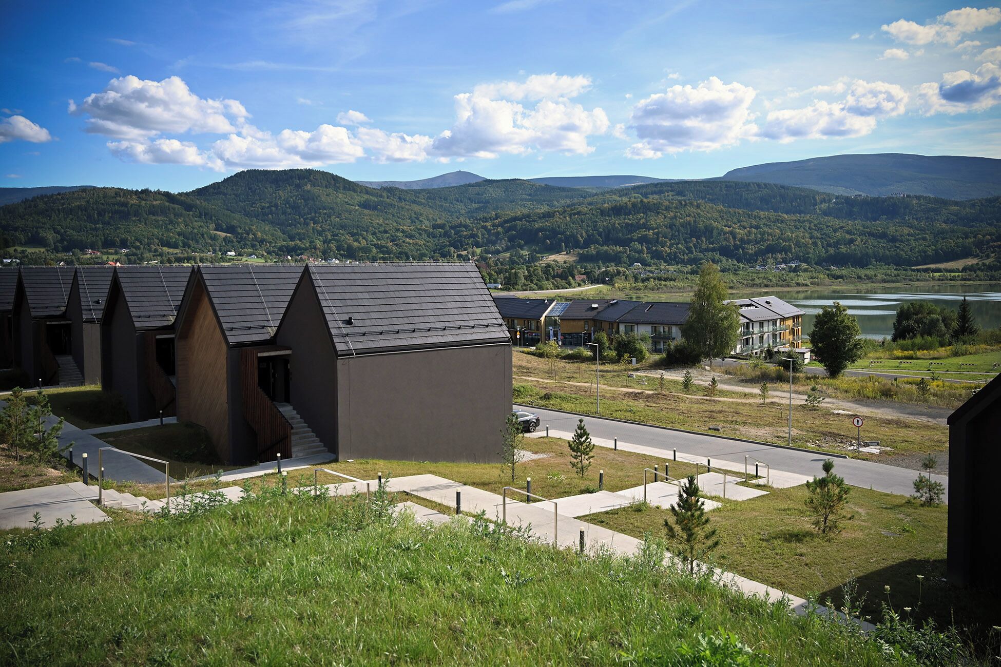 Ein modernes Gebäude mit Flachdach und einer Treppe zum Eingang.