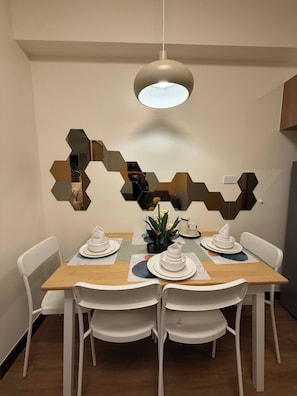 Leilighet, 1 soverom, tilgjengelighetstilpasset, privat basseng | Spisestue