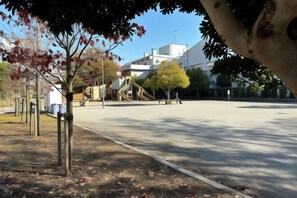 المنطقة المحيطة بالمنشأة