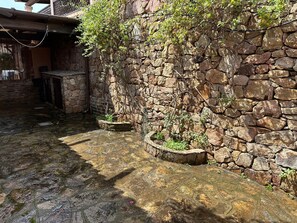 المنطقة المحيطة بالمنشأة