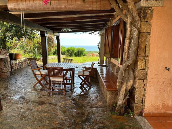 تناول الطعام بالخارج