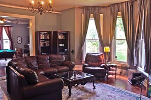 Téléviseur, jeux vidéo, bureau