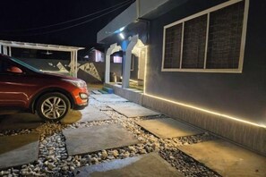 المنطقة المحيطة بالمنشأة