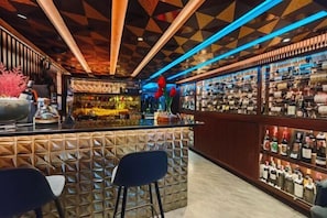 Bar (trong khuôn viên)