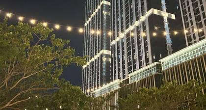 53rd Floor, 2 Br, Netflix, Apt with View by Sky