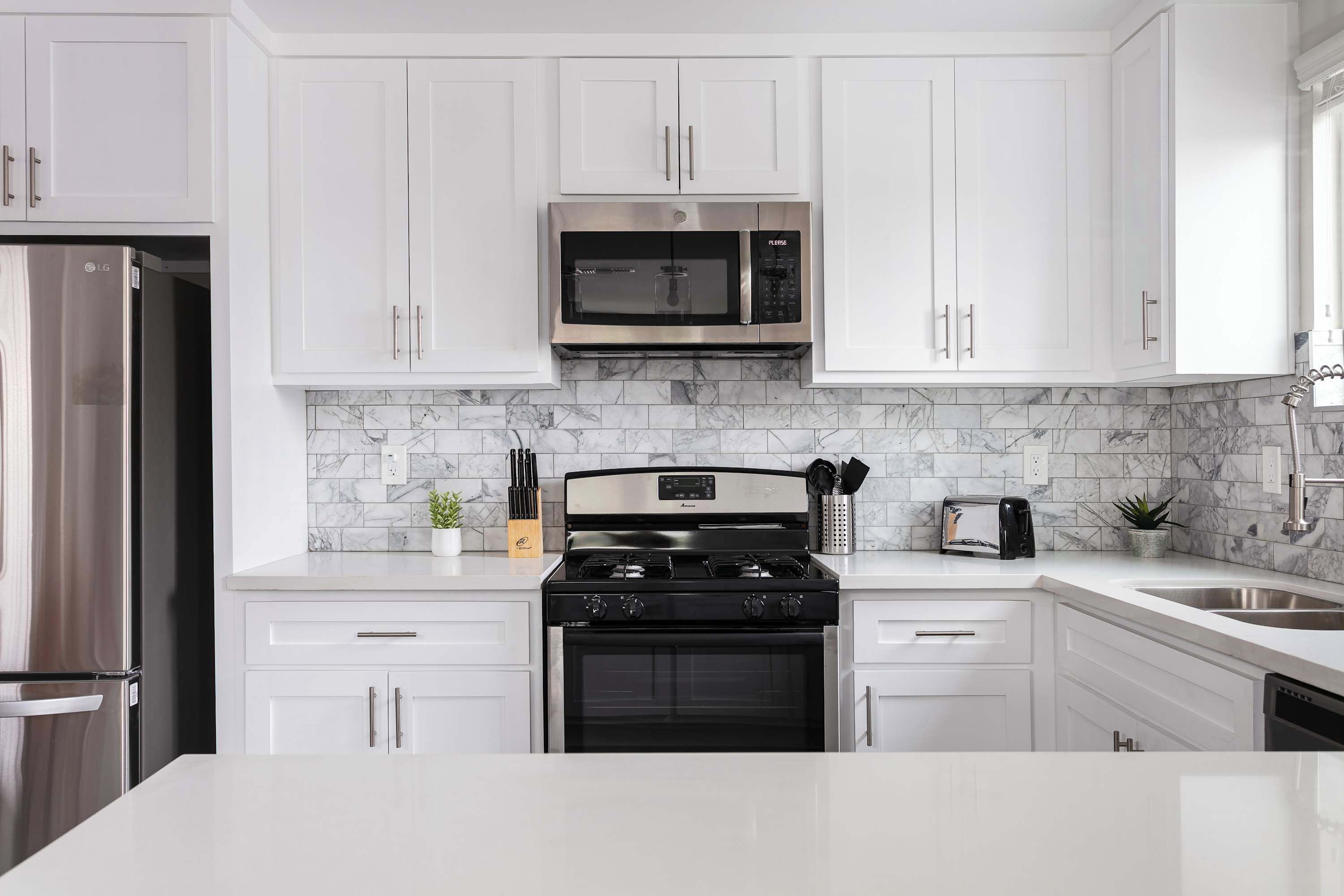 Réfrigérateur, four à micro-ondes, un four, surface de cuisson