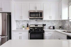 Kjøleskap, mikrobølgeovn, ovn og kokeplater