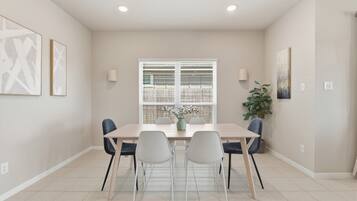 House, 3 Bedrooms | Dining