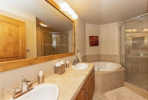 Maison en rangée, 4 chambres | Salle de bain | Serviettes fournies, shampooing