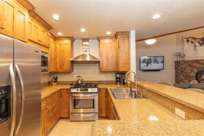 Casa de ciudad, 4 habitaciones | Cocina privada | Refrigerador, horno, cafetera y tetera y tostadora 