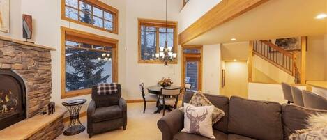 Casa adosada, 4 habitaciones | Zona de estar | Una Smart TV