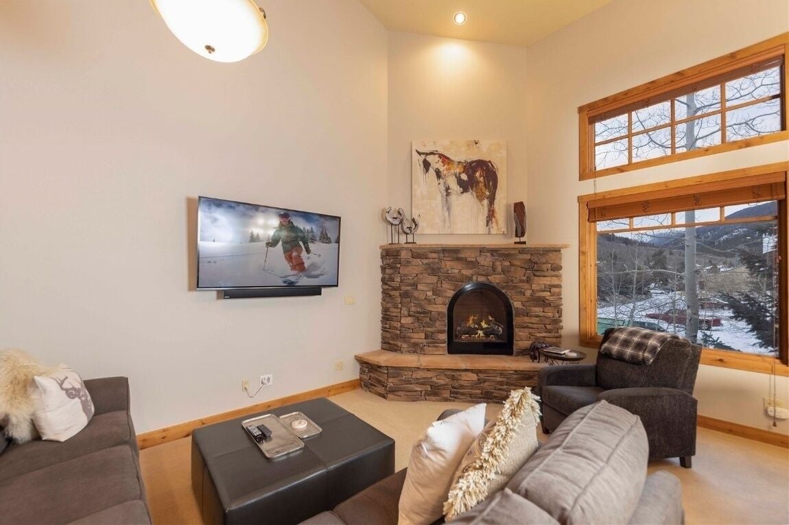 Maison mitoyenne, 4 chambres | Coin séjour | TV connectée