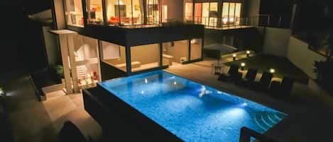Una casa moderna de dos pisos con piscina.
