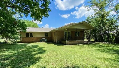 Spacious downtown Parsons home!