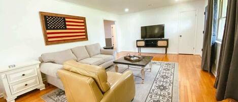 Een televisie en een kantoor