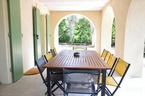 Outdoor dining - Domaine de Grand Fidele (Narbonne)