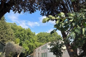 A residential building with a green facade, surrounded by trees and a clear sky. - Domaine de Grand Fidele (Narbonne)