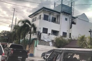 Free self-parking - Cranberry's 2Br Unit nr Convention Center #1 (Iloilo City)