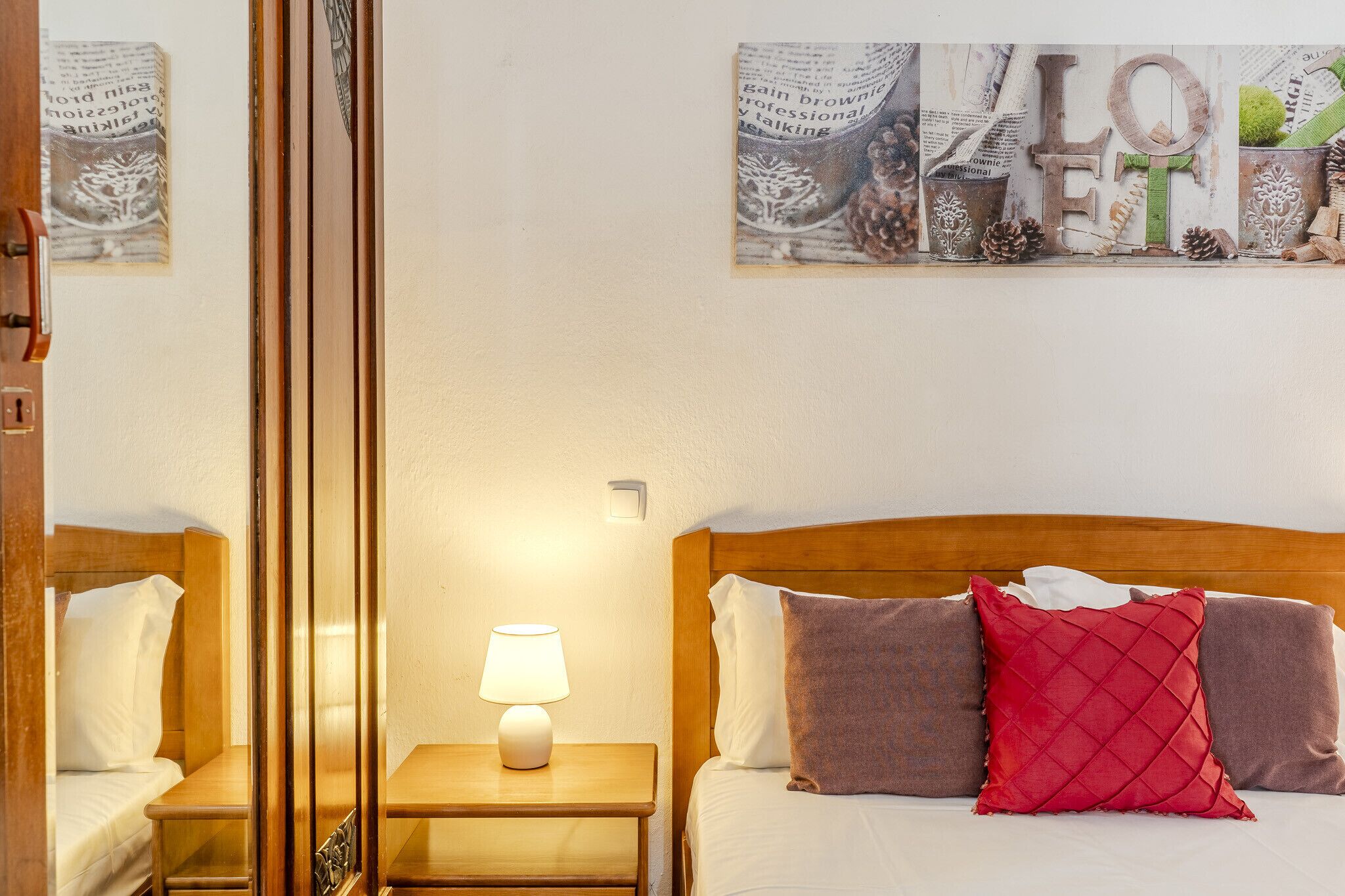 2 slaapkamers, een strijkplank/strijkijzer, gratis wifi, beddengoed