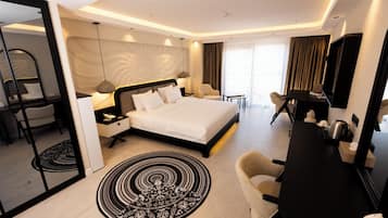 Safe på rommet, skrivebord og skrivebord for bærbar PC